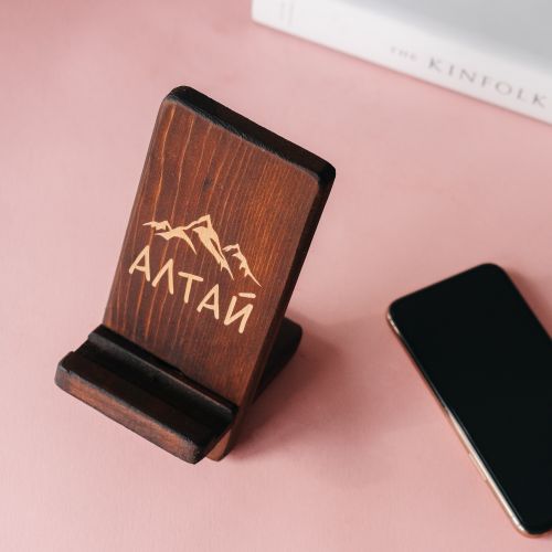Подставка под телефон из древесины сибирского кедра с гравировкой "АЛТАЙ".TS4 